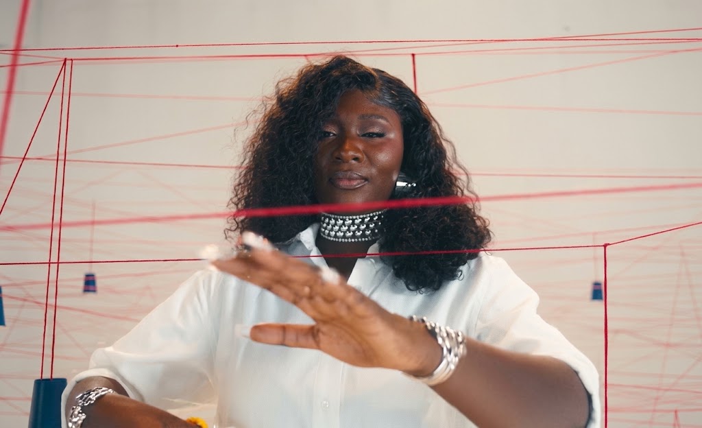 Yama Sega sur le tournage du clip « Pommade Nara » à Lagos