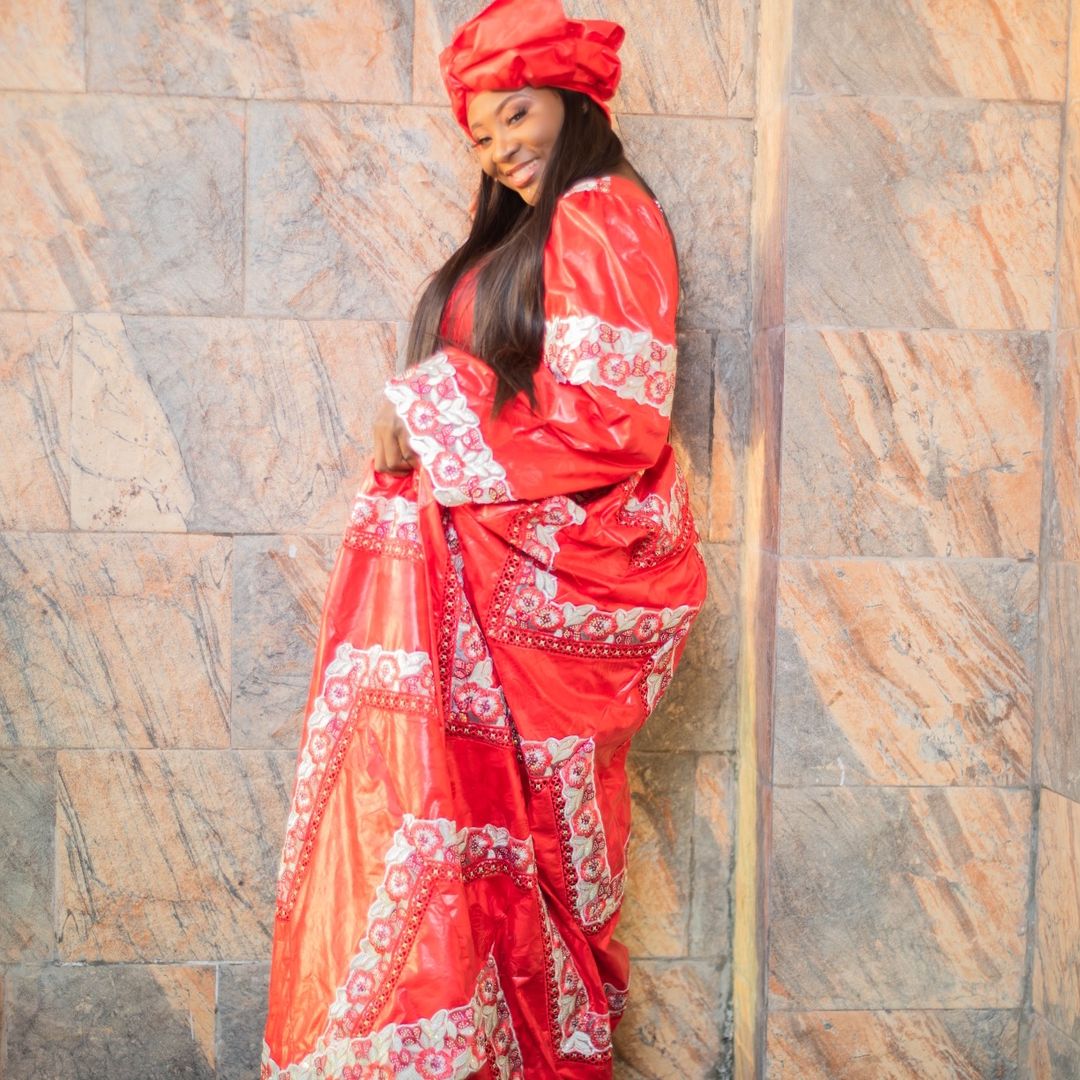 Yama Sega en tenue traditionnelle rouge — portrait officiel